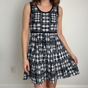 Carmen Marc Valvo Dress Size Small Black & White Sleeveless Fit & Flare Casual